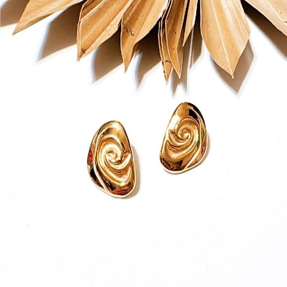 Gold geo stud earrings M339 - Picture 3 of 6